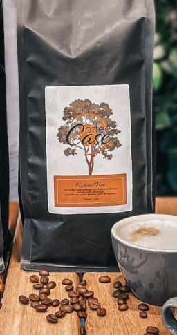 Koffiebonen van CoffeeCase, perfect voor kantoor koffie, met twee melanges en vers gezette kopjes koffie.