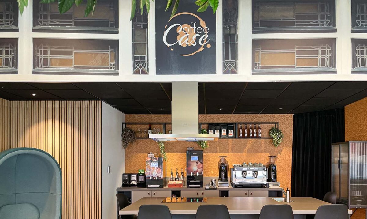 Interieur van het CoffeeCase Experience Center in Papendrecht met koffiemachines, proefopstelling en gezellige zithoek.