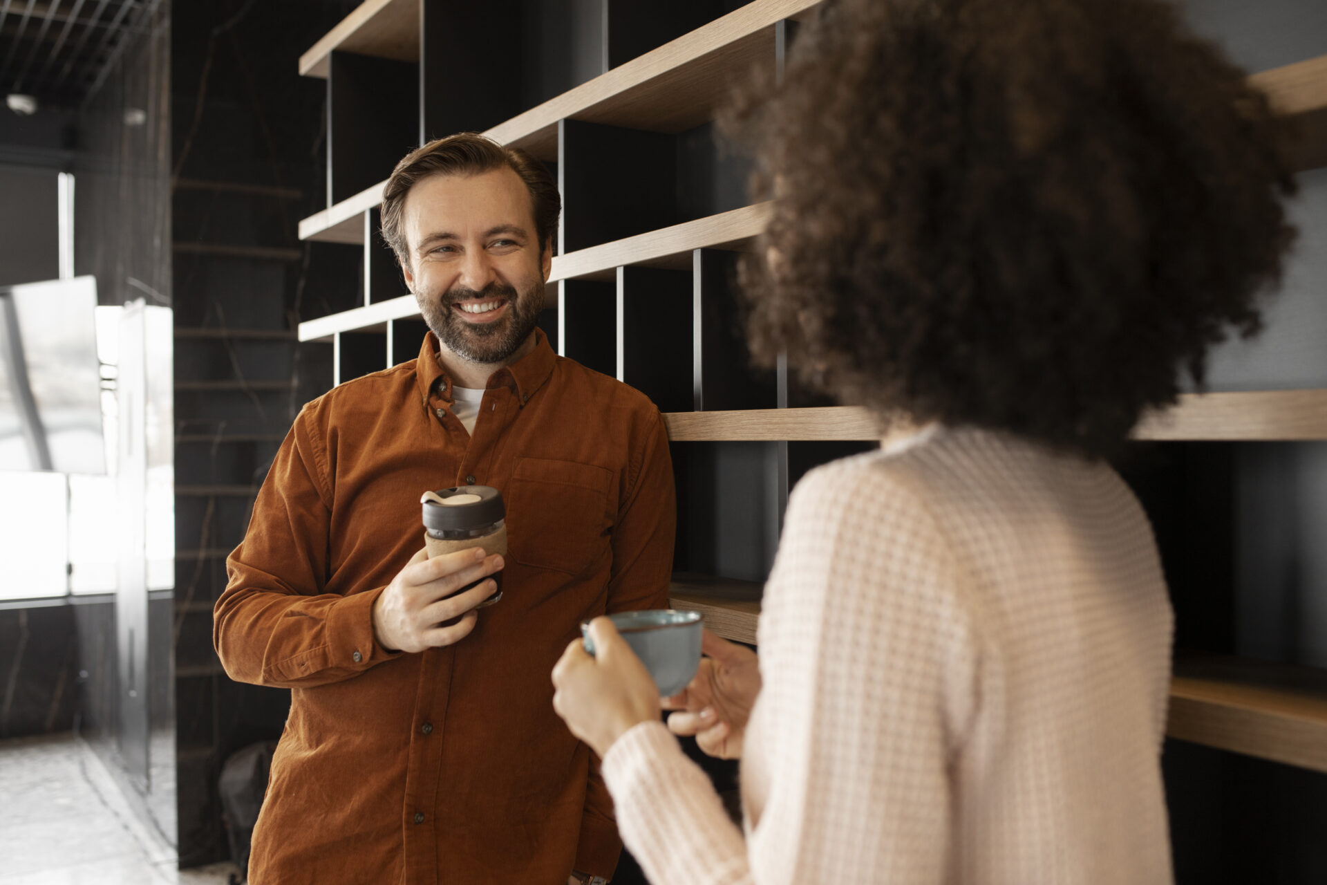 Featured image for “Het koffiemoment op het werk: meer dan alleen een pauze”